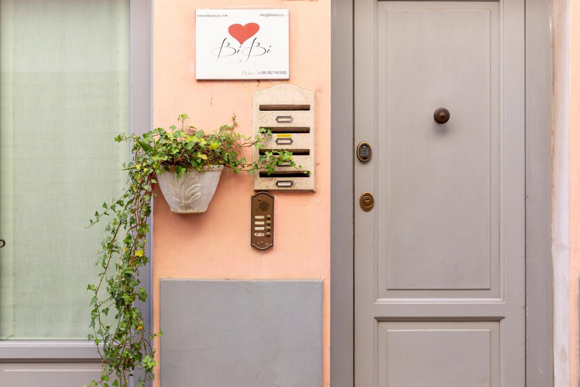 Bibi Boutique Arezzo Living Suite Rosafragola & Verdeconiglio ภายนอก รูปภาพ